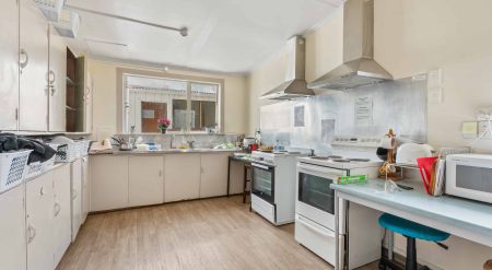 Clifton House - Comfortable, Convenient, and Female-Only - Photo 2