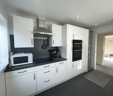 3 bedroom detached bungalow to rent - Photo 2