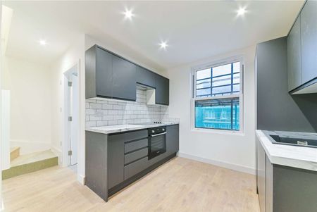 Newly refurbished, well presented three bedroom apartment close to Battersea Park - Photo 2