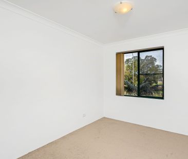 BRIGHT AND SPACIOUS PARK-SIDE LIVING, NOT TO BE MISSED! - Photo 3