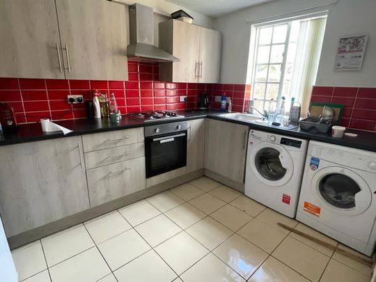 4 bedroom private hall to rent - Photo 1