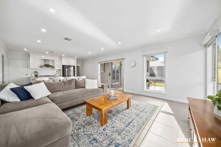 Light-filled family home in a sensational location - Photo 3