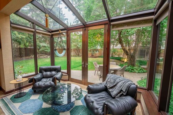 Sophisticated Bayview Estate Surrounded By Nature. - Photo 1