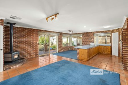 SPACIOUS FAMILY HOME - Photo 2