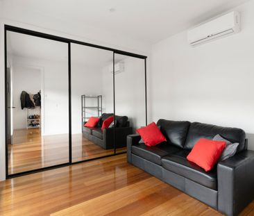 Impressive Space & Supreme Lifestyle Appeal - Photo 3