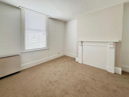 2 bedroom Flat To Let - Photo 2