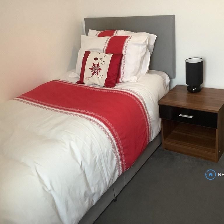 1 bedroom in a house share to rent - Photo 1