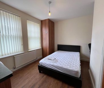 4 bedroom semi-detached house to rent - Photo 5