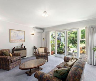 GREAT FAMILY HOME OPPOSITE OAK STREET OVAL - Photo 2