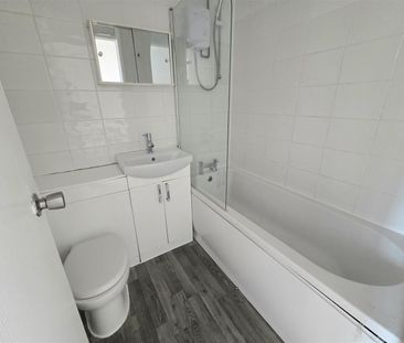 House - Terraced For Rent Greetham Street, Southsea - Photo 2
