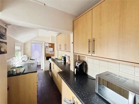 1 bedroom in a house share to rent - Photo 4