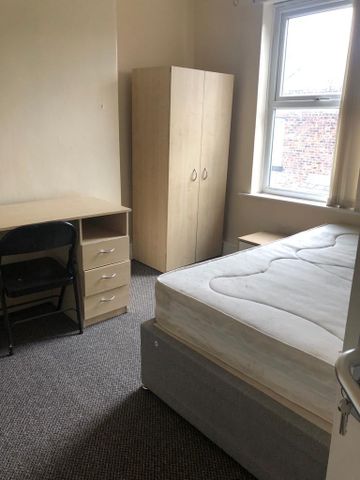 4 bedroom terraced house to rent - Photo 2