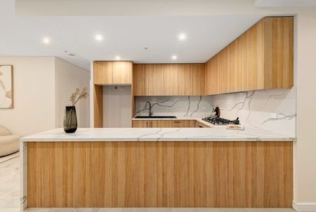 Glamorous Brand New Apartment With Water Views - Photo 5