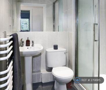 3 bedroom flat to rent - Photo 4