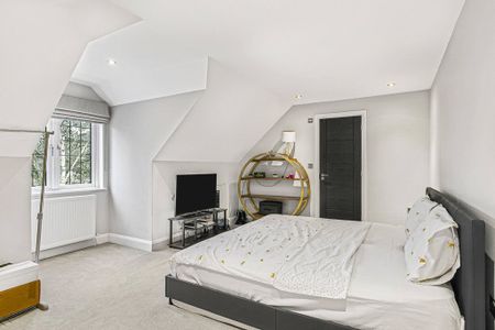 Oak End Way, Woodham, Addlestone, Surrey, KT15 3DT - Photo 5