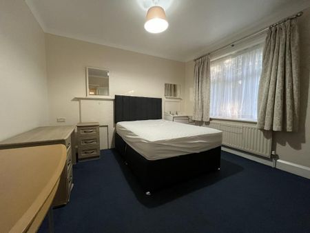 3 bedroom flat to rent - Photo 3
