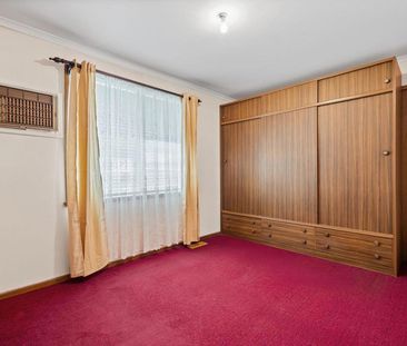 3 BEDROOM HOME IN GREAT LOCATION - Photo 4