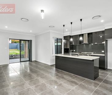 Quality Four Bedroom Duplex - Pet Friendly - Photo 3