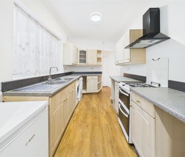3 bedroom Semi-detached house to rent - Photo 4