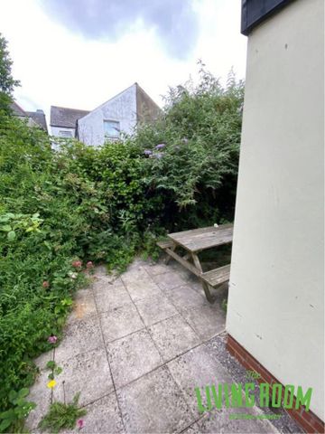 1 bedroom in a house share to rent - Photo 3