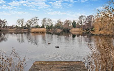 A newly renovated house with uninterrupted lake views in Newnham. - Photo 3