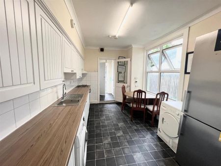 1 bedroom in a house share to rent - Photo 3