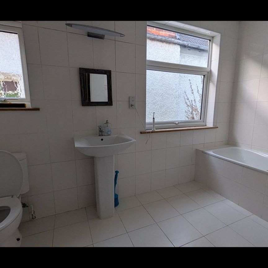 3 Bed Flat, Northampton Road, CR0 - Photo 1