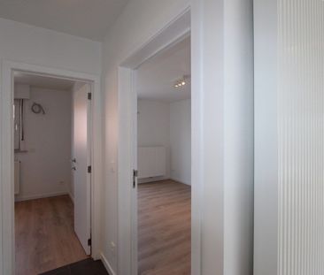 ONGEMEUBELD: Integraal gerenoveerd 2-kamer appartement te Lippensla... - Foto 1