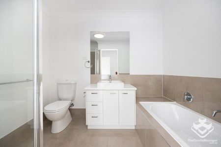 Modern 3 Bedroom Townhouse Available From 01/12/2025 - Photo 3