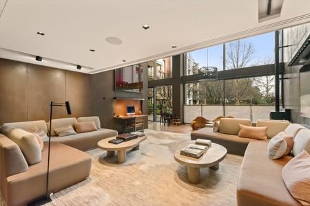 A beautifully appointed three-bedroom lateral apartment set within an exclusive new gated development. - Photo 5