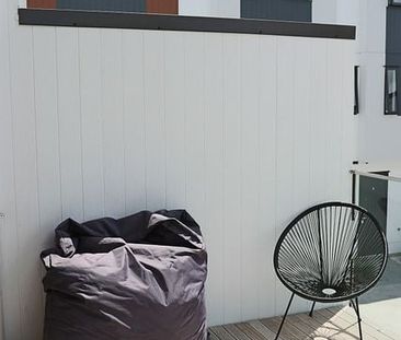 Modern Townhouse, 2 Bedroom + Study with Garage - Photo 3