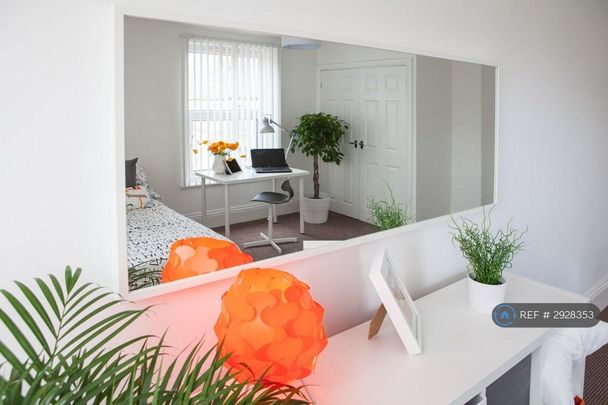 1 bedroom in a house share to rent - Photo 1