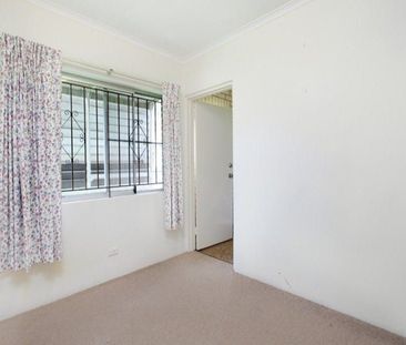 GROUND FLOOR UNIT- CONVENIENT LOCATION - Photo 3