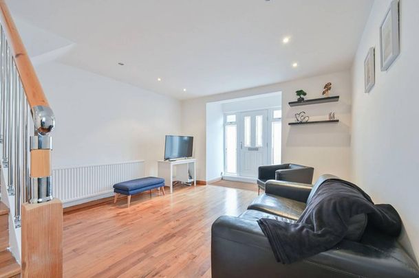 2 bedroom end of terrace house to rent - Photo 1