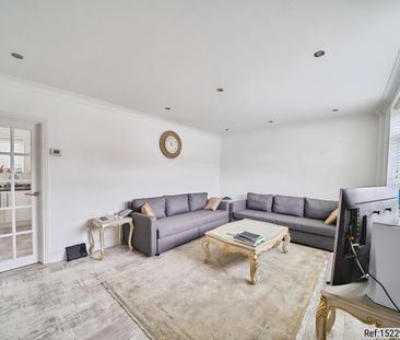 3 bed Terraced in Nicoll Way , Borehamwood, WD6 2PS - Photo 3