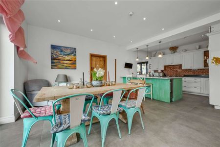 Understood to date from 1905, West End House has been in the same family for more than 100 years and in the occupation of the present owners for the last 50 years. - Photo 2