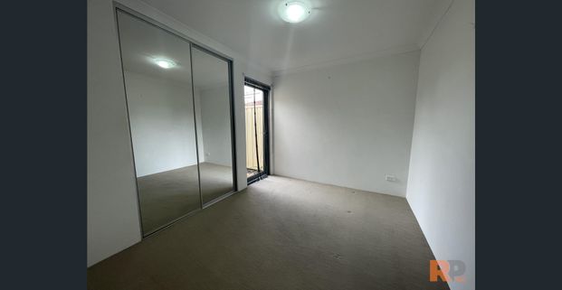 Stylish 3-Bedroom, 2-Bathroom Home Offering Modern Comfort and Convenience - Photo 1