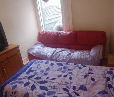 Room in a Shared House, Selby Road, E13 - Photo 3
