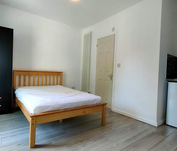 House of multiple occupation to rent - Photo 3