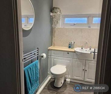 3 bedroom end of terrace house to rent - Photo 4