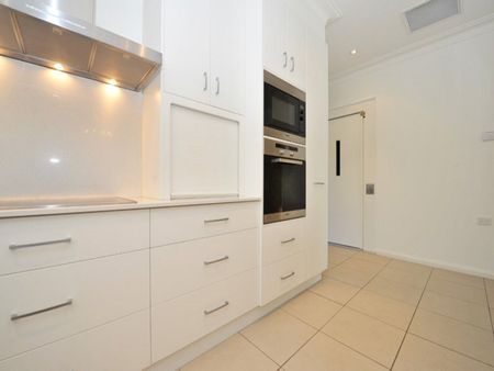 Executive Townhouse in High East - Photo 2