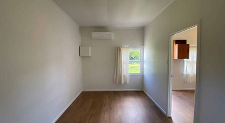 Henderson, Studio - Photo 4