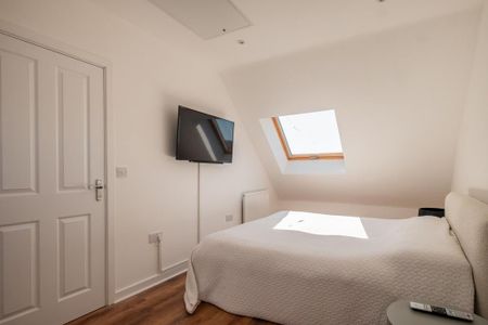 3 bedroom end of terrace house to rent - Photo 2