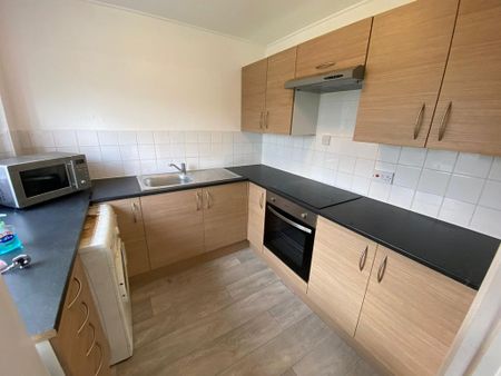 2 bedroom flat to rent - Photo 2