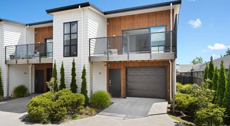 Stunning Two Bedroom in Sought After Hamilton East - Photo 3