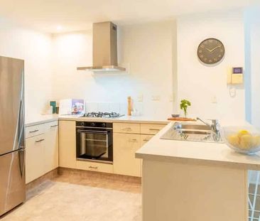Large Sunny 2 Double Bedroom Apartment - Photo 5
