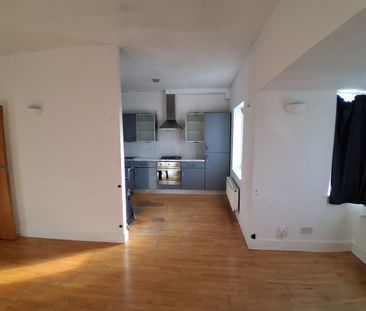 2 Bed Flat, Burnt Ash Hill, SE12 - Photo 2