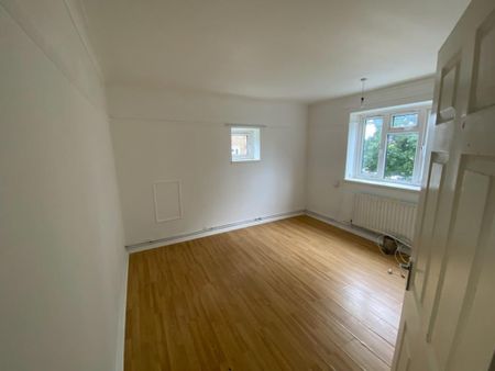 3 bedroom flat to rent - Photo 4