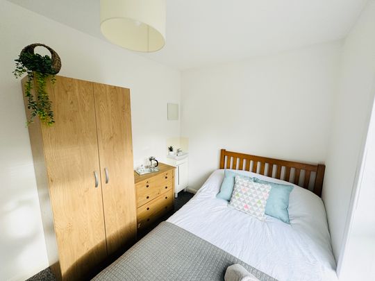 A Comforting 6 Double Bedrooms for Rent in Brighton - Photo 1