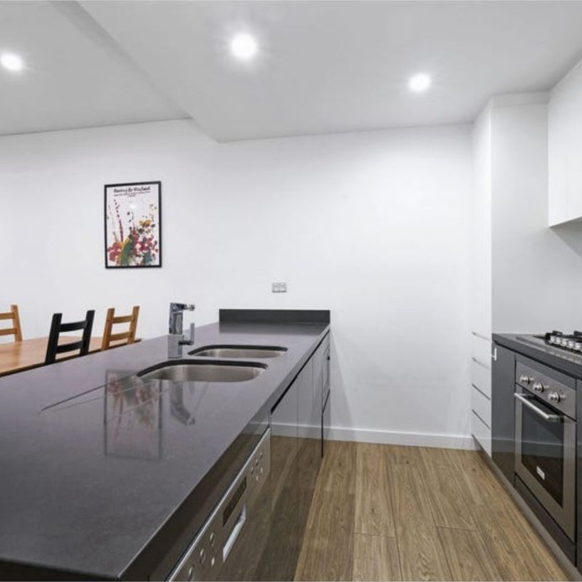 Furnished Split-Level 3 Bedroom Apartment - Photo 1